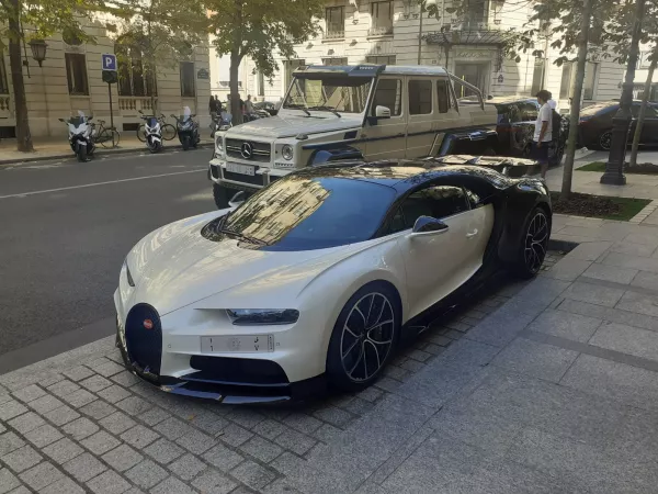 bugatti_chiron_in_peninsula_m-paris_0.jpg