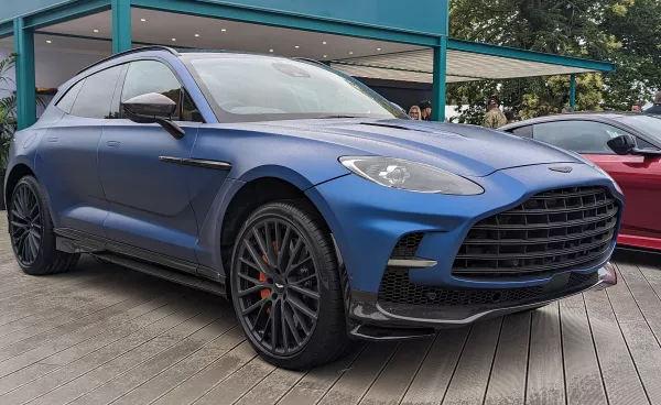 Aston Martin DBX707